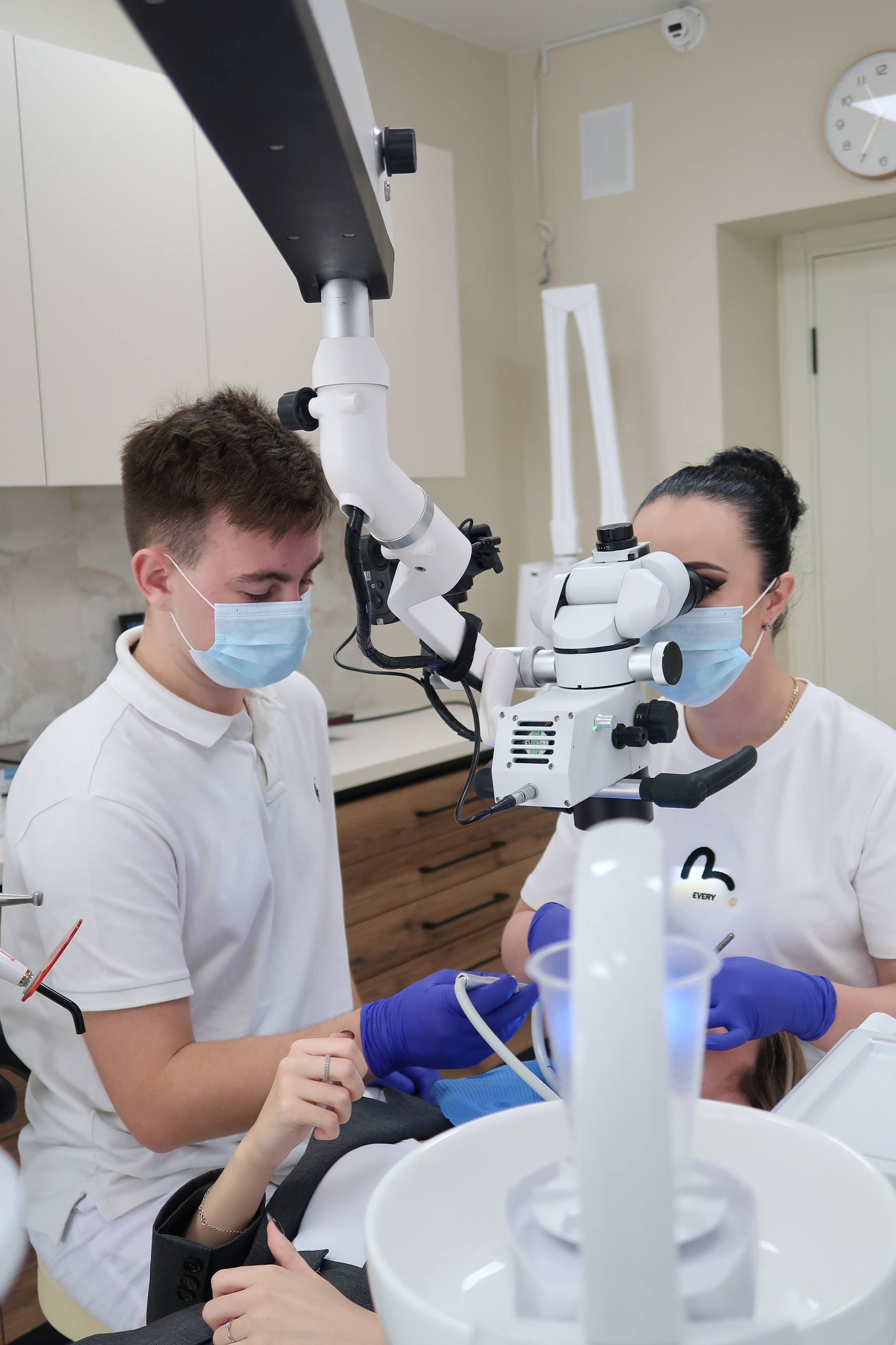 Досвідчені стоматологи за роботою